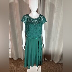 Elegant Lace Maxi Dress in Green
